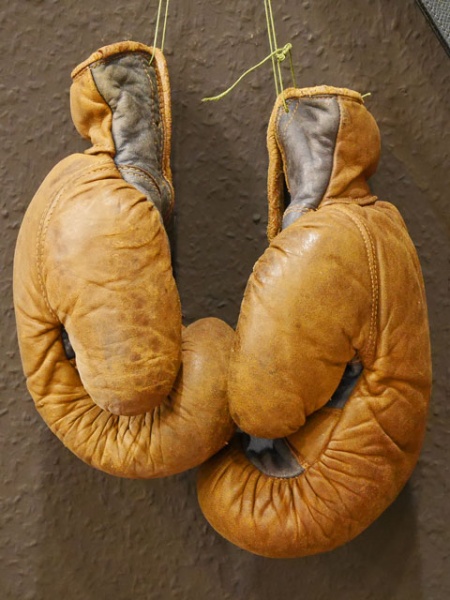 Bestand:Boxhandschuhe-02.jpg