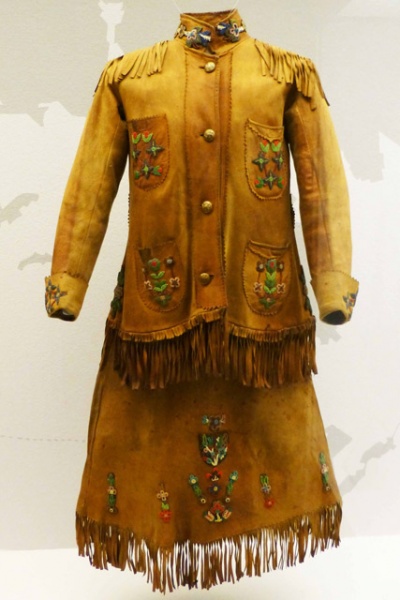 Bestand:Lederbekleidung-Indianer-01-Ledermuseum-Offenbach.jpg