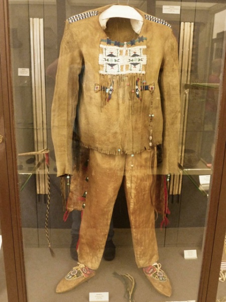 Bestand:Lederbekleidung-Indianer-01.jpg