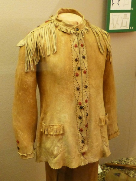 Bestand:Lederbekleidung-Indianer-02-Ledermuseum-Offenbach.jpg